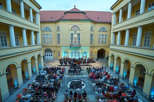 Nyáresti koncert a Pesti Vármegyeháza díszudvarán