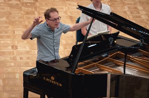 Bechstein-zongorán rögzíti Bartók műveit Várjon Dénes és a Concerto Budapest